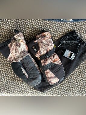 Cabela's Men’s Camo Heated Mitten